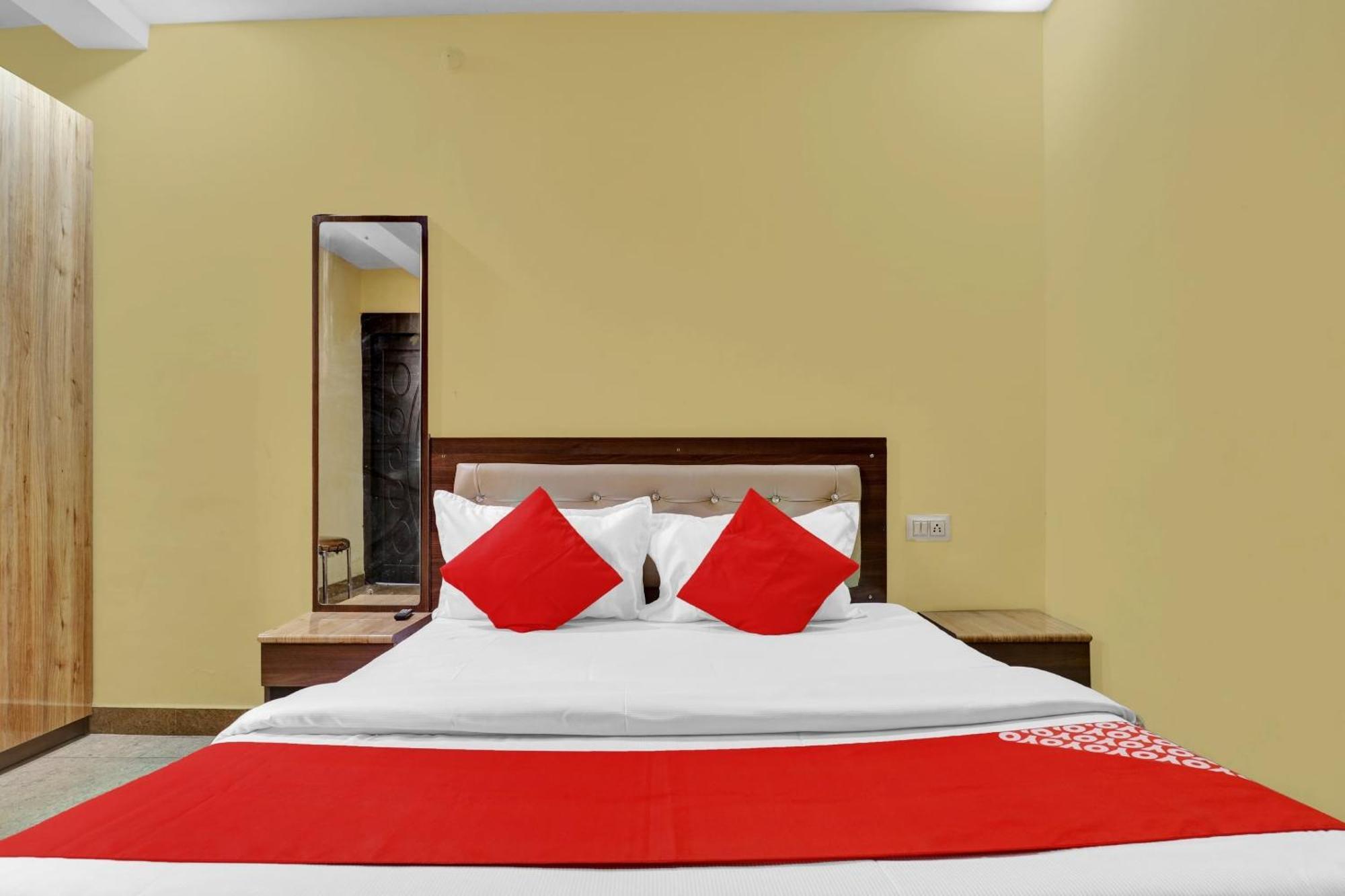 Capital O Royal Inn Near Laskar Gwalior Luaran gambar